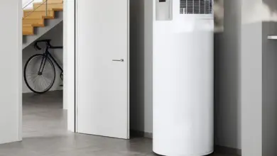 Bílá stojící tepelné čerpadlo pro ohřev vody v domě.