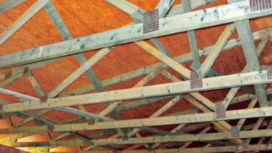 Wooden truss with vertical brace