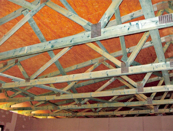 Wooden truss with vertical brace
