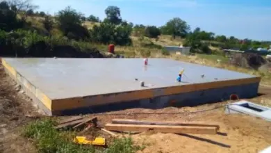 Čerstvě nalitá betonová základní deska na staveništi.