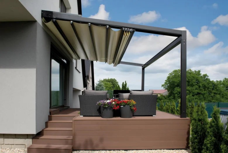Modernní rozkládací pergola s venkovním sedacím nábytkem.