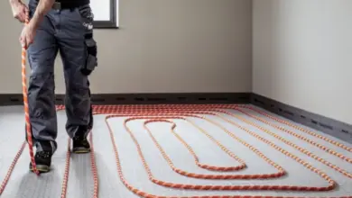Instalace podlahového vytápění s rozšiřovacími spoji na izolované povrchu.