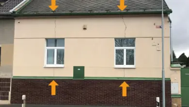Trhliny ve zdivu domu od střechy až k základům.