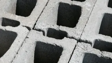 Skládané betonové duté cihly pro stavbu schodiště.