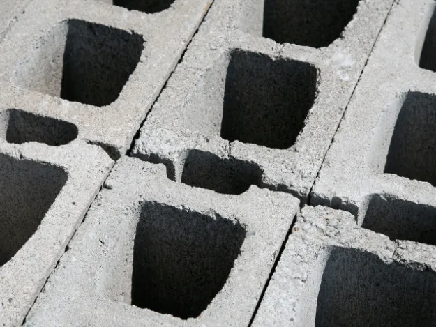 Skládané betonové duté cihly pro stavbu schodiště.