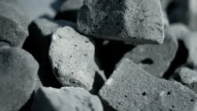 Blízký záběr na šedé granulované izolační pěnové sklo.