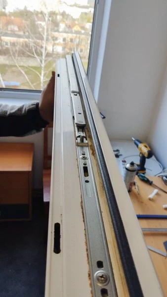 Vnitřní lišta plastového okna s viditelným usazením prachu.