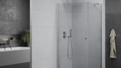 Moderní sprchový kout s dlažbou v koupelně vedle van.
