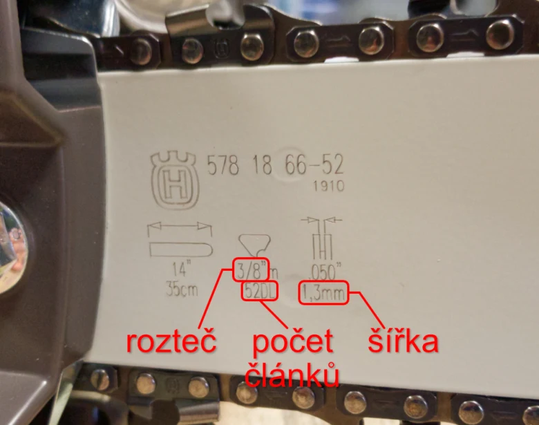 Štítek řetězu s parametry pro motorovou pilu v češtině.