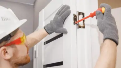 Montáž kovového zárubně pro interiérové dveře