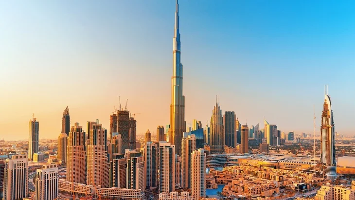 Výhled na Dubaj s nejvyšší věží světa Burj Khalifou.