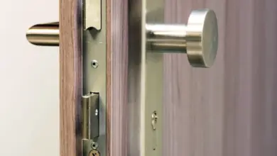 Detail zámku u dveří s klikou a jazykem pro výměnu.