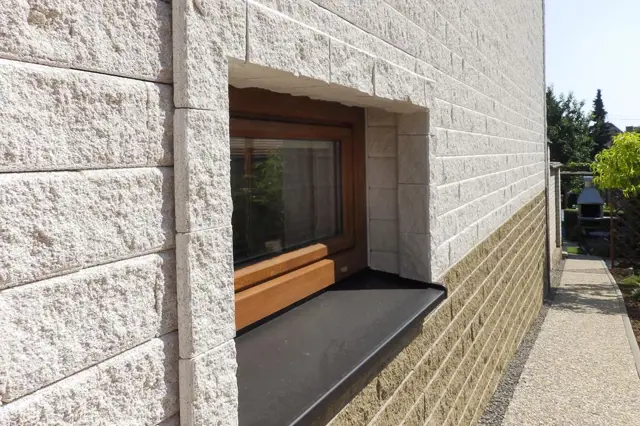 Příčný průřez odvětrávaným soklem domu s cihlovou výplní.