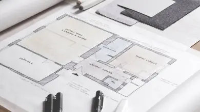 Architektonický plán bytu s nábytkem na stolu pro návrh interiéru.