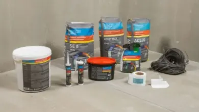 Materiály pro hydroizolaci sprchových koutů včetně fólií.