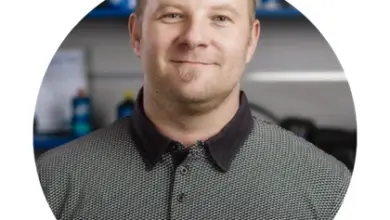 Muž v dílně s nářadím pro práci na dřevě.