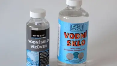 Dvě lahve vodního skla pro impregnaci dřeva.