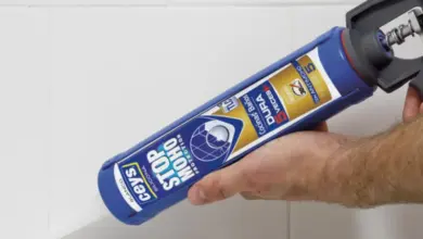 Ruční aplikace sanitárního silikonu v koupelně na dlažbu.
