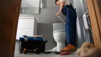 Montáž toalety v paneláku s nářadím na podlaze
