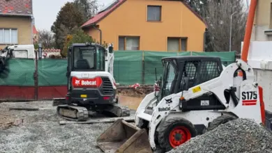 Bobcat stroje na staveništi pro výstavbu příjezdové cesty.