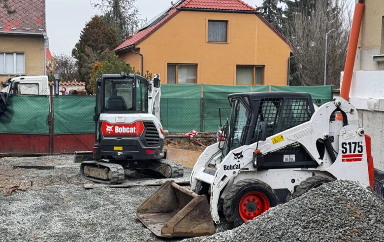 Bobcat stroje na staveništi pro výstavbu příjezdové cesty.