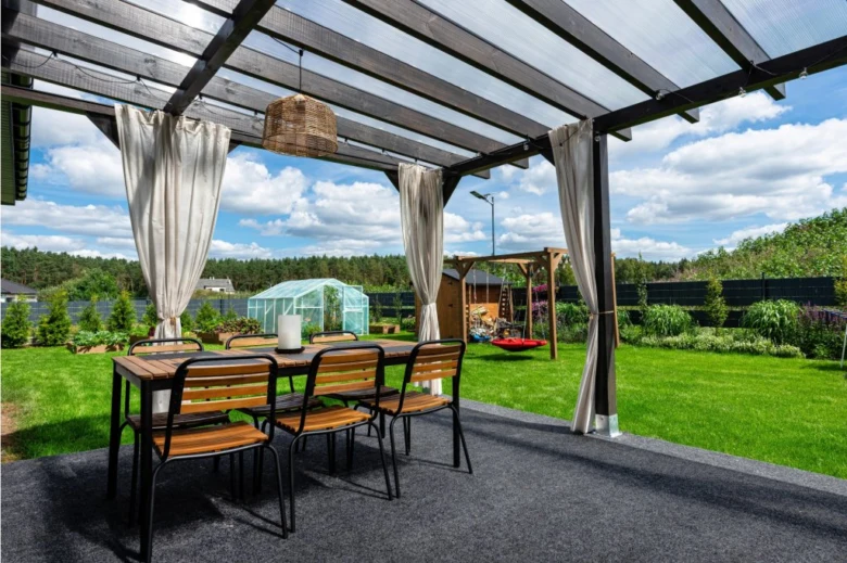 Pergola s průsvitnou střechou na zahradě