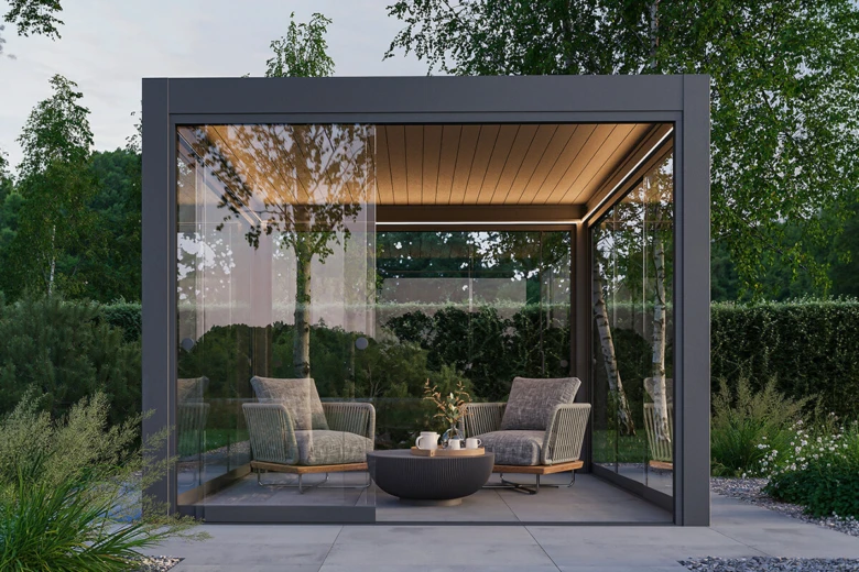 Moderní skleněná pergola s pohovkou v zahradním prostředí.