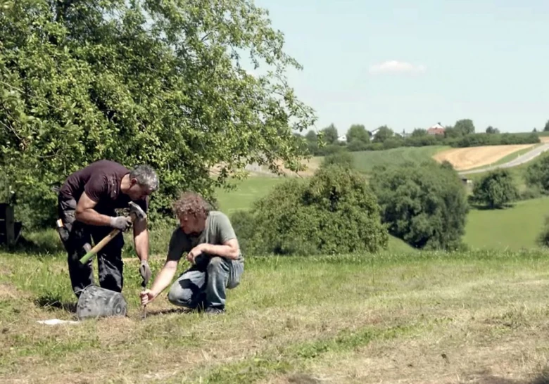 Dva muži připravují místo pro betonování základů domu.