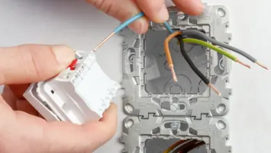 Ruční zapojení elektrického vypínače do stěnové krabice s vodiči.