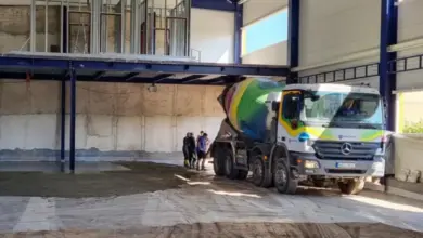 Stavba s výlevkou betonu do podlahy v hale.