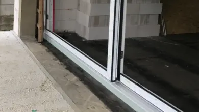 Instalace posuvných dveří do bytu v průběhu rekonstrukce.