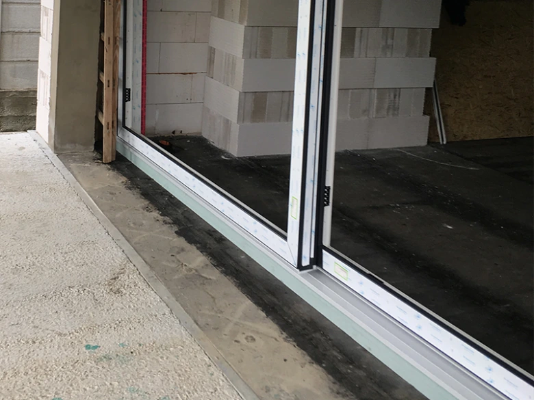 Instalace posuvných dveří do bytu v průběhu rekonstrukce.