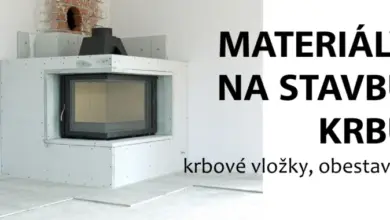 Vložka krbu v bílém ytongovém rámu s viditelnými montážními body.