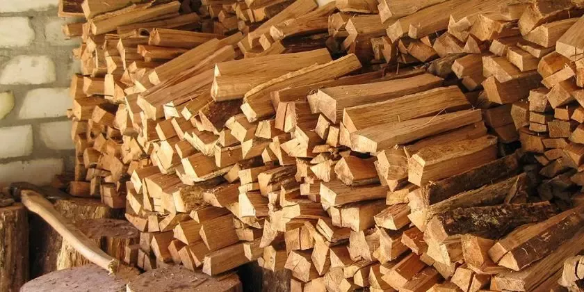 Uskladněný dříví v řádku připravený pro topení.