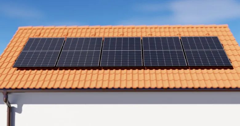 Fotovoltaické panely na střeše pro ohřev teplé vody.