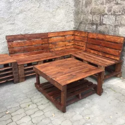 Hotová sada nábytku z palet: pohovka a stůl venku.