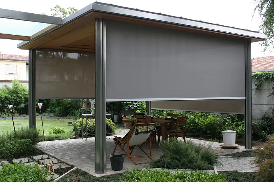 Pergola s rozkládacími stínící plachtami v zahradním prostoru