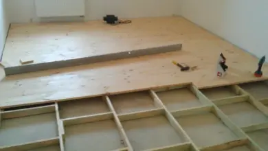 Instalace podlahového roštu s dřevěnými hranoly v průběhu stavby.
