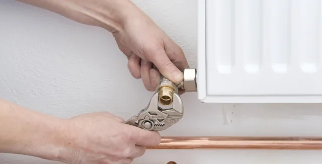 Ruční úprava ventilátoru radiátoru pro čištění topného systému.