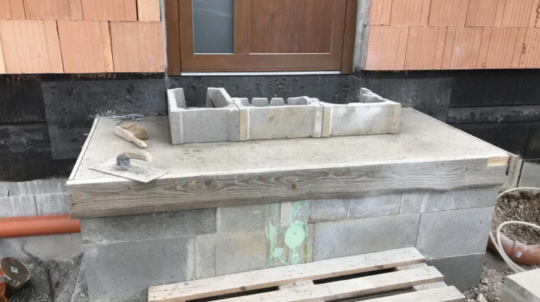 Stavba schodiště ze ztraceného bednění s betonovými bloky.