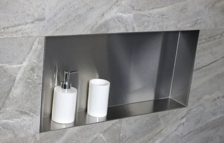 Built-in bathroom niche with toiletries