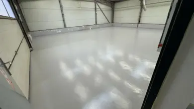 Hotový povrch vodního skla jako hydroizolace podlahy v hale