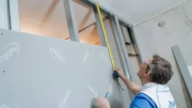 Montážník měří rámeček pro sádrokartonové desky značky Habito.