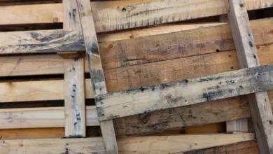 Detail dřevěného nábytku vyrobeného z recyklovaných palet