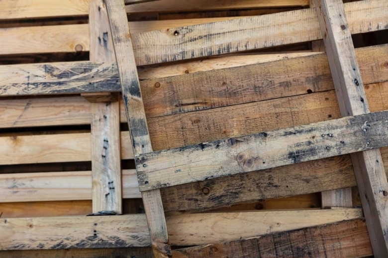 Detail dřevěného nábytku vyrobeného z recyklovaných palet