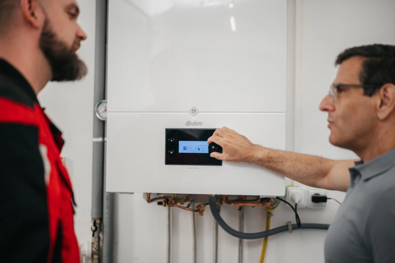 Technik nastavuje plynový kotel v bytě pro instalaci.