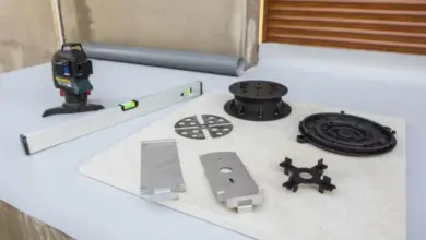 Nástroje pro pokládání dlažby včetně lasera a řezaček.