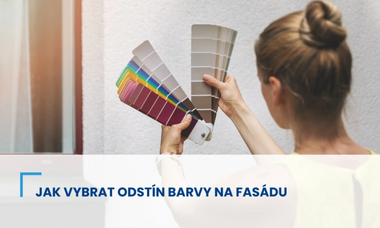 Žena vybírá odstín barvy pro fasádu k hnědým oknům.