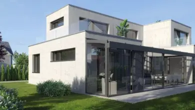 Moderní dům s venkovními žaluziemi na terase