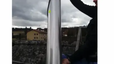 Montáž nástroje pro vyvložkování komínu na střeše.
